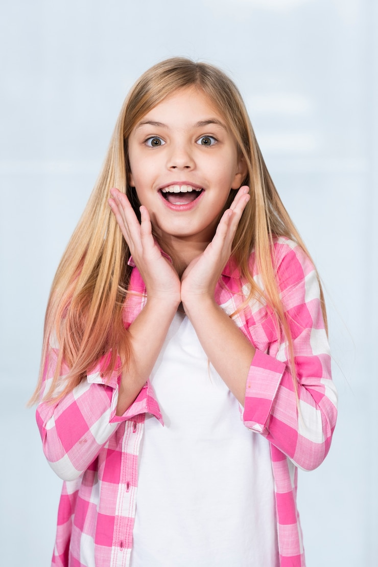 Gratis Foto hoge hoek gelukkig meisje