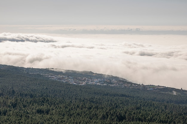 Hoge hoek geschotene wolken en berg van hierboven