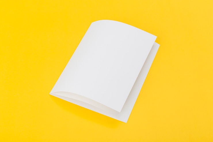 Gratis Foto hoge hoek gevouwen brochure