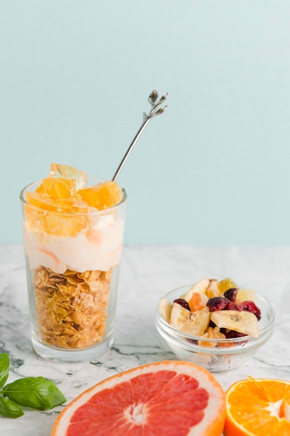 Hoge hoek glas met cornflakes met yoghurt en fruit