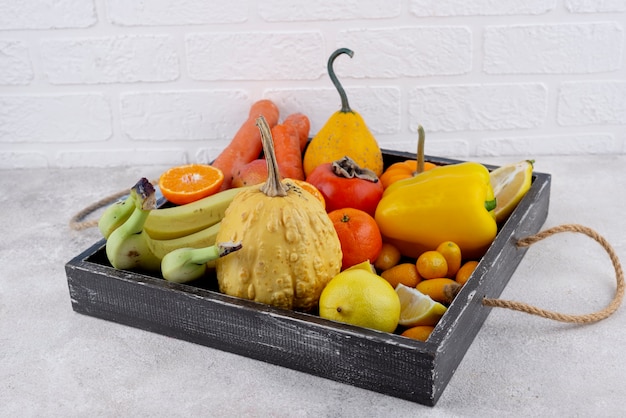 Gratis foto hoge hoek groenten en fruit op dienblad