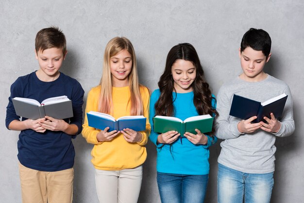 Hoge hoek groep vrienden lezen