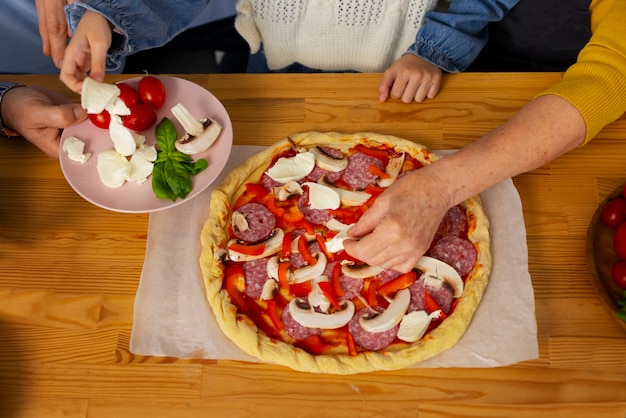 Gratis foto hoge hoek grootouders en meisje in de keuken