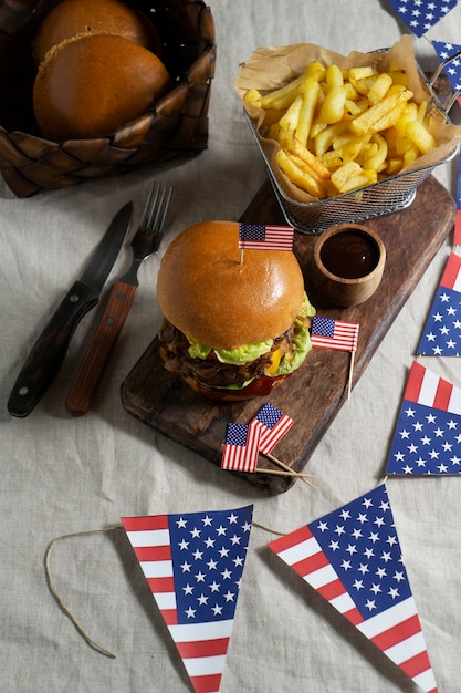 Gratis foto hoge hoek hamburger met amerikaanse vlag en friet