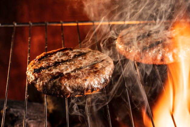Hoge hoek hamburgervlees op de grill