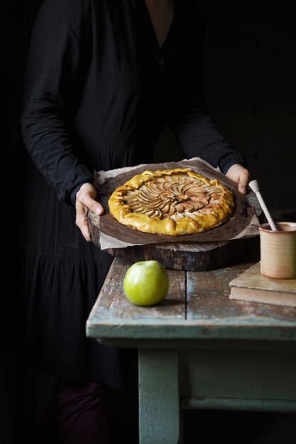 Hoge hoek handen met dessert