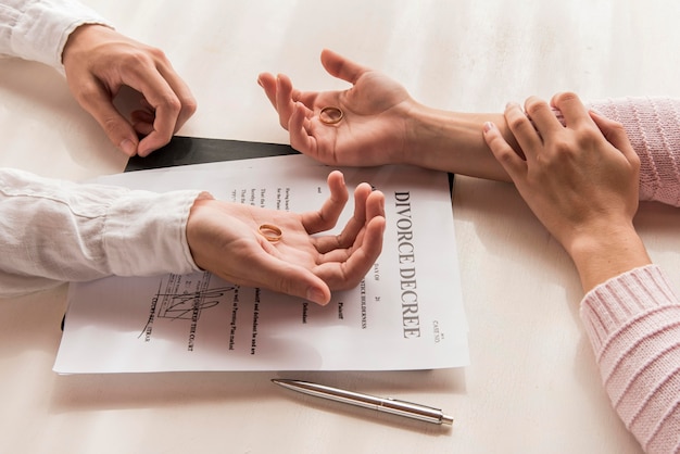 Hoge hoek handen met echtscheidingsbesluit