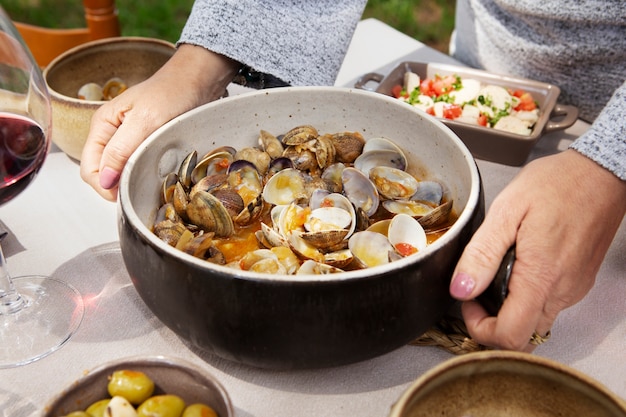 Hoge hoek handen met kom met schelpen