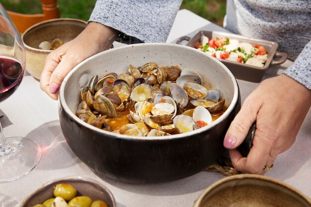 Hoge hoek handen met kom met schelpen