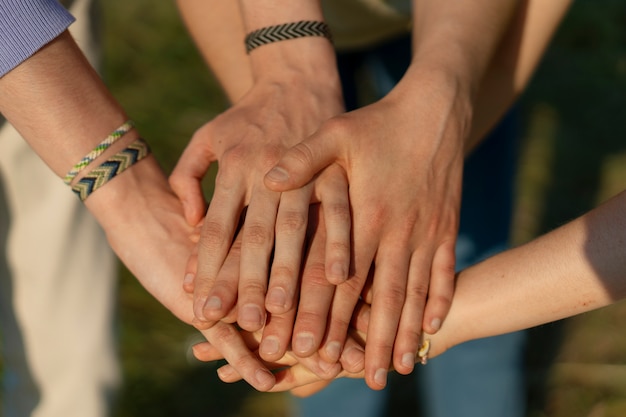 Gratis foto hoge hoek handgebaren die vriendschap vertegenwoordigen