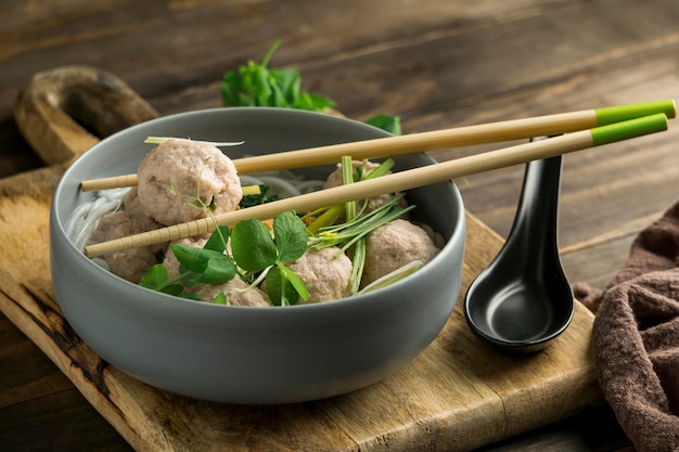 Gratis foto hoge hoek heerlijke bakso komsamenstelling