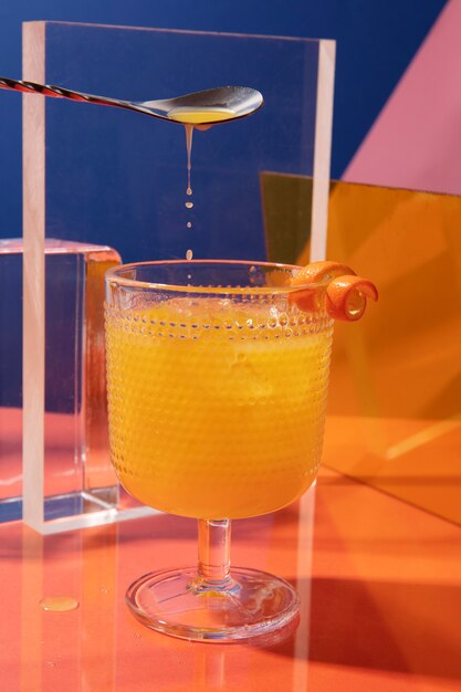 Hoge hoek heerlijke cocktail met sinaasappel