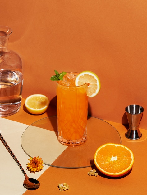Hoge hoek heerlijke cocktail met sinaasappelschijfje