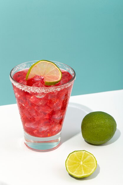 Hoge hoek heerlijke daiquiri met aardbei