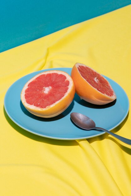 Hoge hoek heerlijke grapefruit op plaat
