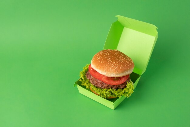 Hoge hoek heerlijke hamburger in doos