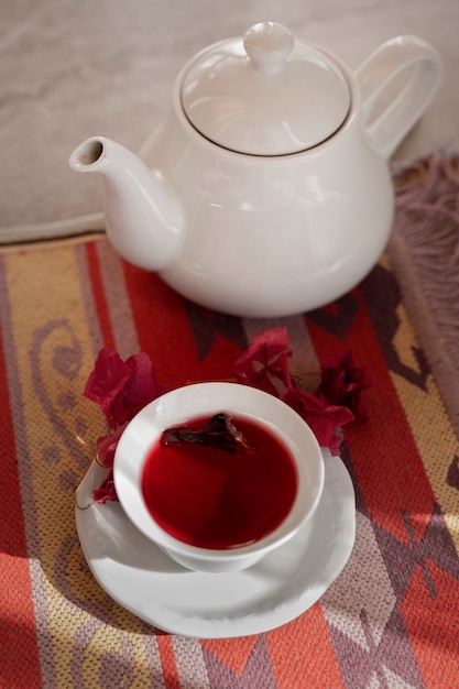 Hoge hoek heerlijke hibiscus thee op tafel