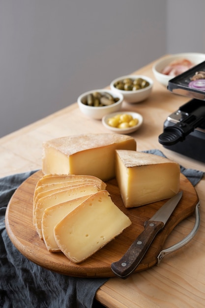 Hoge hoek heerlijke kaas op een houten bord