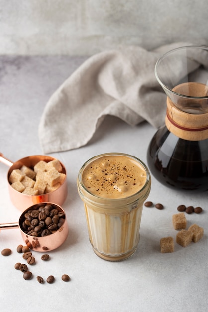 Hoge hoek heerlijke koffie en suikerklontjes