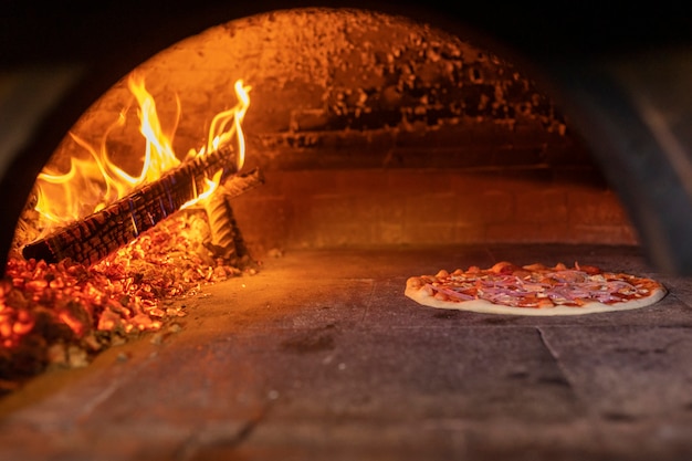 Gratis foto hoge hoek heerlijke pizza bakken