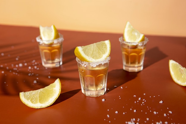 Hoge hoek heerlijke tequila shots en citroen