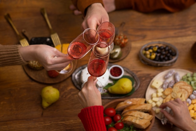 Gratis foto hoge hoek heerlijke verse kaas op tafel