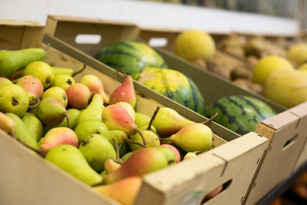 Hoge hoek heerlijke vruchten op de markt