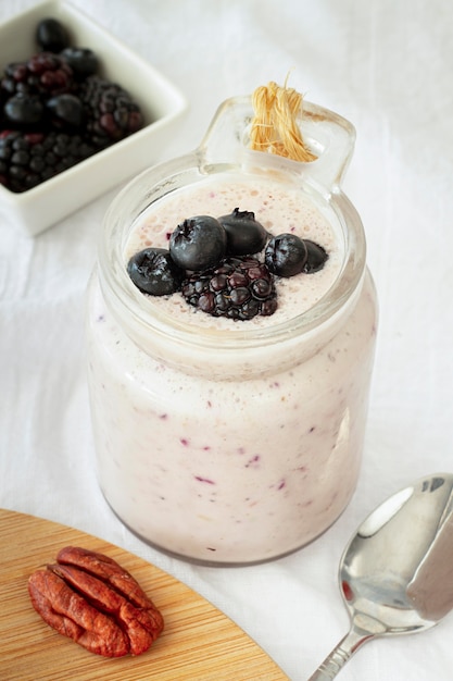 Hoge hoek heerlijke yoghurt met fruit