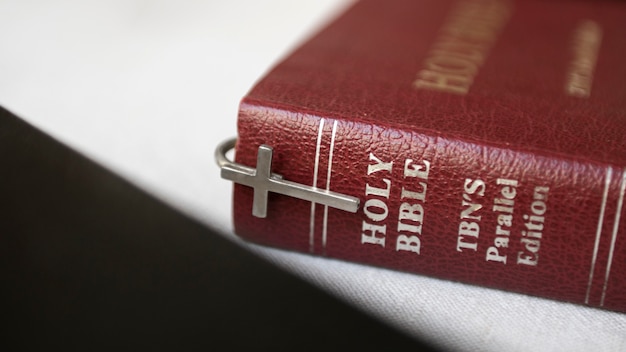 Hoge hoek heilige bijbel en kruis