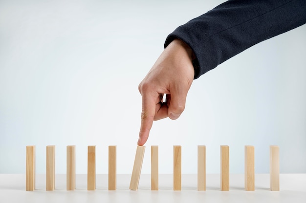 Hoge hoek houten blokken die op bureau worden geschikt