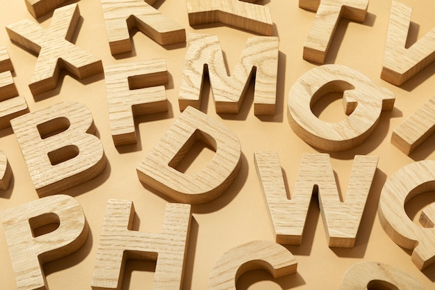 Hoge hoek houten letters arrangement