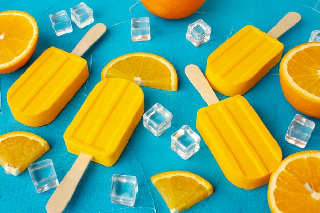 Hoge hoek ijs met sinaasappelsmaak