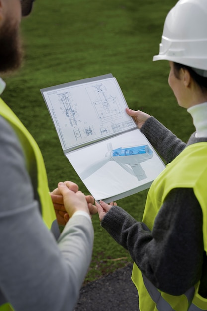 Hoge hoek ingenieurs bespreken plan