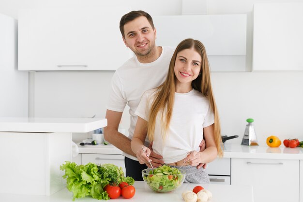 Hoge hoek jong koppel salade maken