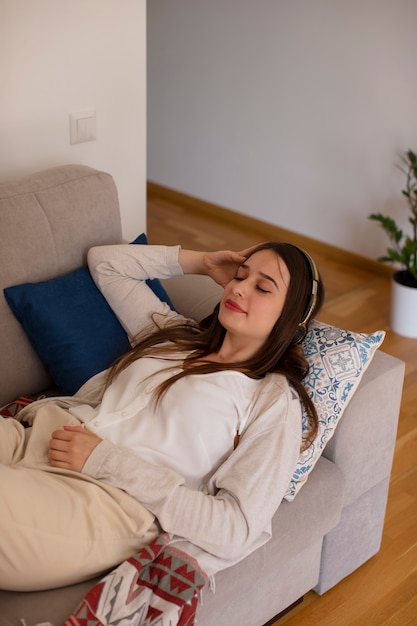 Gratis foto hoge hoek jonge vrouw die tijd thuis doorbrengt