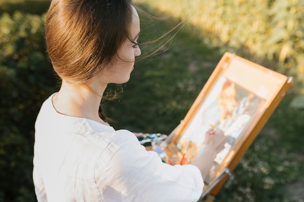 Gratis foto hoge hoek jonge vrouw schilderij