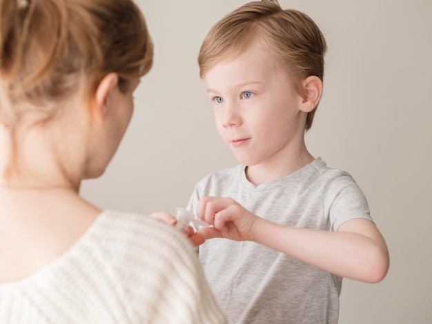 Hoge hoek jongen en moeder