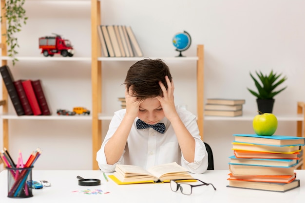 Hoge hoek jongen geconcentreerd op lezen