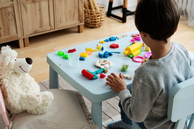 Hoge hoek jongen met playdough