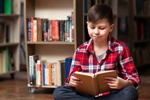 Hoge hoek jongetje lezen