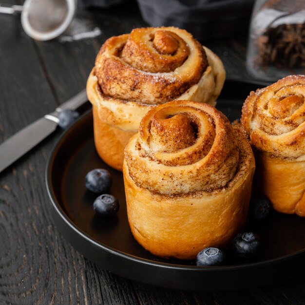 Hoge hoek kaneelbroodjes en bosbessen