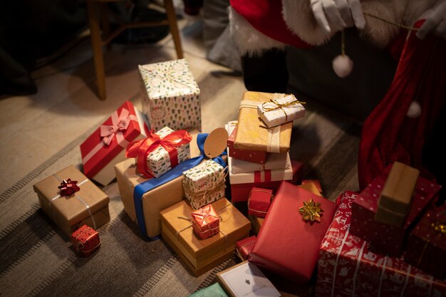 Hoge hoek kerstcadeautjes op de vloer