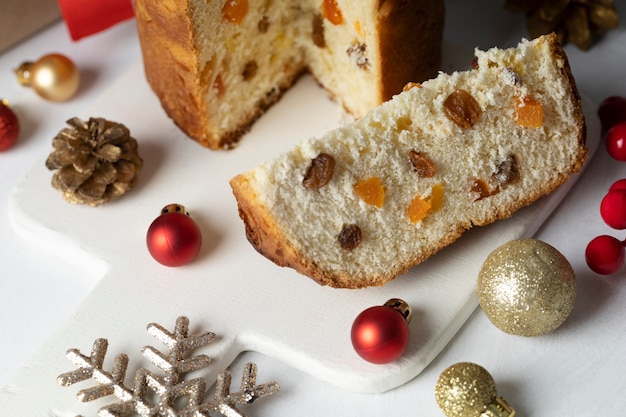 Hoge hoek kerstversieringen en panettone