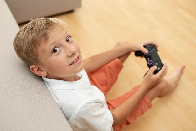 Hoge hoek kind spelen in de woonkamer