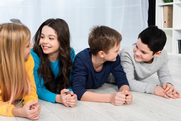 Hoge hoek kinderen kijken naar elkaar