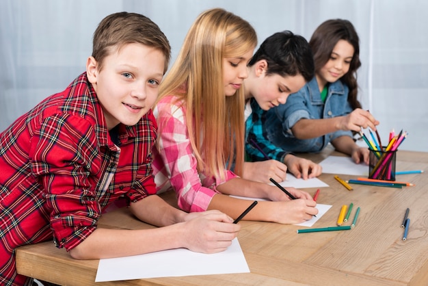 Hoge hoek kinderen kleuren