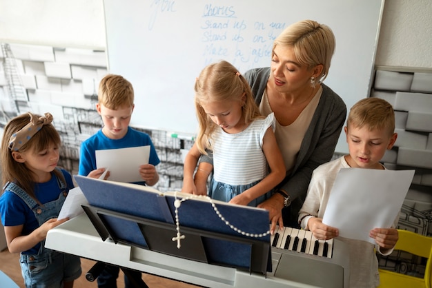 Hoge hoek kinderen zingen op zondagsschool