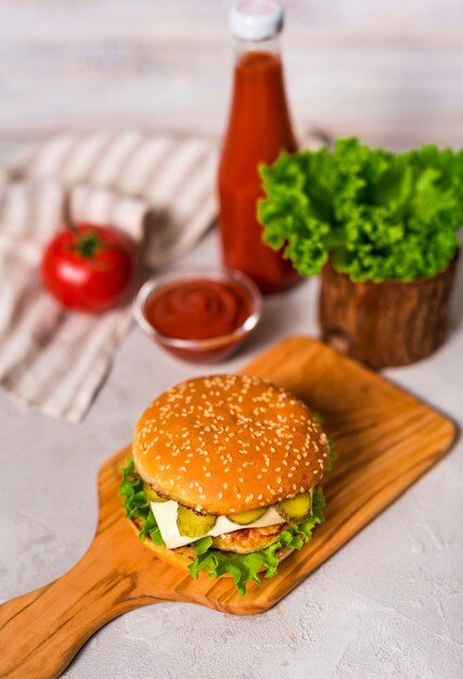 Hoge hoek klaar om te worden geserveerd smakelijke hamburger