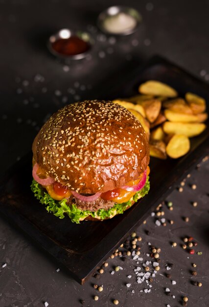 Hoge hoek klassieke hamburger met frietjes