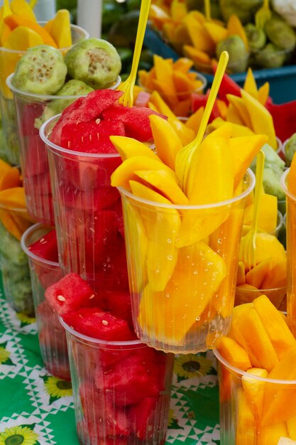 Hoge hoek kleurrijke smakelijke vruchten